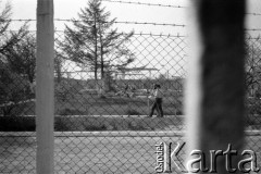 Marzec-lipiec 1982, Warszawa-Białołęka, Polska.
Ośrodek dla internowanych. Widok z okna celi na dziedziniec.
Fot. Andrzej Zieliński lub Maciej Kwiatkowski, zbiory Ośrodka KARTA