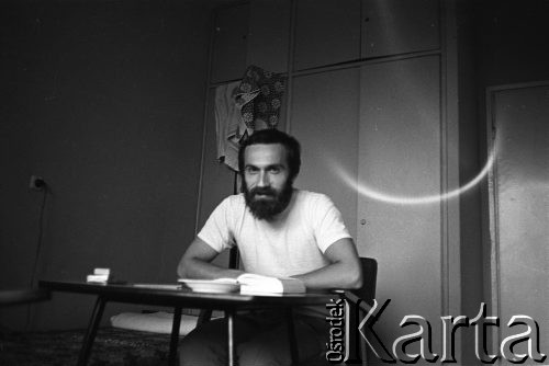 Sierpień-grudzień 1982, Darłowo, Polska.
Ośrodek dla internowanych w Darłówku. Dariusz Kupiecki w pokoju.
Fot. Andrzej Zieliński, zbiory Ośrodka KARTA
