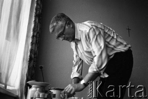 Sierpień-grudzień 1982, Darłowo, Polska.
Ośrodek dla internowanych w Darłówku. Krzysztof Śliwiński w pokoju.
Fot. Andrzej Zieliński, zbiory Ośrodka KARTA