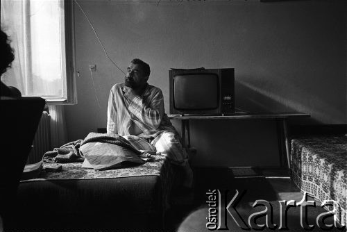 Sierpień-grudzień 1982, Darłowo, Polska.
Ośrodek dla internowanych w Darłówku. Józef Kuśmierek w pokoju.
Fot. Andrzej Zieliński, zbiory Ośrodka KARTA