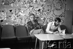 Sierpień-grudzień 1982, Darłowo, Polska.
Ośrodek dla internowanych w Darłówku. Na tle mozaikowej ściany siedzą Wiktor Woroszylski i Krzysztof Korczak.
Fot. Andrzej Zieliński, zbiory Ośrodka KARTA