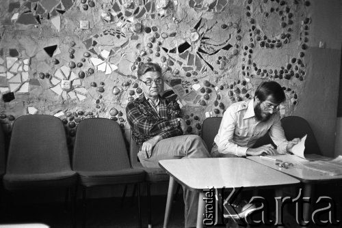 Sierpień-grudzień 1982, Darłowo, Polska.
Ośrodek dla internowanych w Darłówku. Na tle mozaikowej ściany siedzą Wiktor Woroszylski i Krzysztof Korczak.
Fot. Andrzej Zieliński, zbiory Ośrodka KARTA