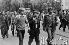 Sierpień 1980, Gdańsk, Polska.
Strajk w Stoczni Gdańskiej im. Lenina, w środku idzie Lech Wałęsa.
Fot. NN, zbiory Ośrodka KARTA, udostepnił Witold Kazuro.

