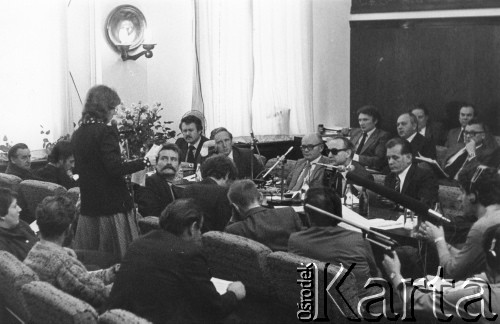 Sierpień 1980, Gdańsk, Polska.
Strajk w Stoczni Gdańskiej im. Lenina - rozmowy przedstawicieli Komitetu Strajkowego z Komisją Rządową pod przewodnictwem Mieczysława Jagielskiego.
Fot. NN, zbiory Ośrodka KARTA, udostepnił Witold Kazuro.
