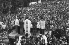 Sierpień 1980, Gdańsk, Polska.
Strajk w Stoczni Gdańskiej im. Lenina, msza święta koncelebrowana przez księdza Henryka Jankowskiego.
Fot. NN, zbiory Ośrodka KARTA, udostepnił Witold Kazuro.