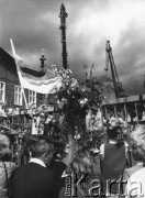 Sierpień 1980, Gdańsk, Polska.
Strajk w Stoczni Gdańskiej im. Lenina, ludzie przed bramą.
Fot. NN, zbiory Ośrodka KARTA, udostepnił Witold Kazuro.
