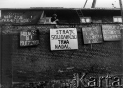 Sierpień 1980, Gdańsk, Polska.
Strajk w Stoczni Gdańskiej im. Lenina, hasła na murze: 