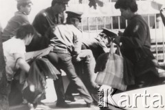 16-18.05.1989, Kraków, Polska.
Manifestacja niezależna, zorganizowana przez młodych, radykalnych członków NZS, KPN, FMW i Akcji Studenckiej WiP - m.in. przeciwko obecności wojsk radzieckich w Polsce. W trakcie manifestacji zablokowano na krótko konsulat ZSRR, miały też miejsce ostre starcia pod Komitetem Wojewódzkim PZPR. 
Na odwrocie zdjęcie pieczątka 
