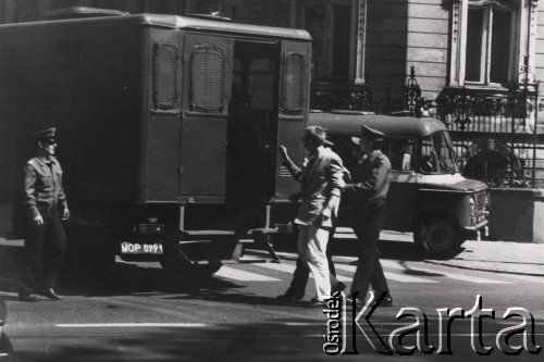 16-18.05.1989, Kraków, Polska.
Manifestacja niezależna, zorganizowana przez młodych, radykalnych członków NZS, KPN, FMW i Akcji Studenckiej WiP - m.in. przeciwko obecności wojsk radzieckich w Polsce. W trakcie manifestacji zablokowano na krótko konsulat ZSRR, miały też miejsce ostre starcia pod Komitetem Wojewódzkim PZPR. Na zdjęciu: zatrzymany uczestnik manifestacji. 
Na odwrocie zdjęcia pieczątka 