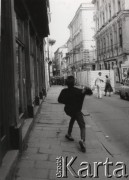 16-18.05.1989, Kraków, Polska.
Manifestacja niezależna, zorganizowana przez młodych, radykalnych członków NZS, KPN, FMW i Akcji Studenckiej WiP - m.in. przeciwko obecności wojsk radzieckich w Polsce. W trakcie manifestacji zablokowano na krótko konsulat ZSRR, miały też miejsce ostre starcia pod Komitetem Wojewódzkim PZPR. 
Na odwrocie zdjęcie pieczątka 