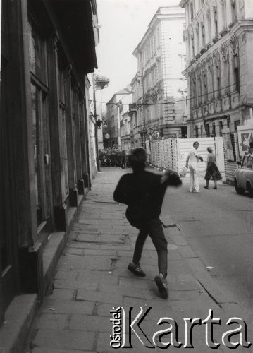 16-18.05.1989, Kraków, Polska.
Manifestacja niezależna, zorganizowana przez młodych, radykalnych członków NZS, KPN, FMW i Akcji Studenckiej WiP - m.in. przeciwko obecności wojsk radzieckich w Polsce. W trakcie manifestacji zablokowano na krótko konsulat ZSRR, miały też miejsce ostre starcia pod Komitetem Wojewódzkim PZPR. 
Na odwrocie zdjęcie pieczątka 
