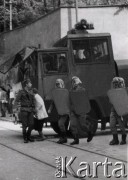 16-18.05.1989, Kraków, Polska.
Manifestacja niezależna, zorganizowana przez młodych, radykalnych członków NZS, KPN, FMW i Akcji Studenckiej WiP - m.in. przeciwko obecności wojsk radzieckich w Polsce. W trakcie manifestacji zablokowano na krótko konsulat ZSRR, miały też miejsce ostre starcia pod Komitetem Wojewódzkim PZPR. 
Na odwrocie zdjęcie pieczątka 