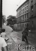 16-18.05.1989, Kraków, Polska.
Manifestacja niezależna, zorganizowana przez młodych, radykalnych członków NZS, KPN, FMW i Akcji Studenckiej WiP - m.in. przeciwko obecności wojsk radzieckich w Polsce. W trakcie manifestacji zablokowano na krótko konsulat ZSRR, miały też miejsce ostre starcia pod Komitetem Wojewódzkim PZPR. Na odwrocie zdjęcie pieczątka 