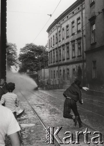 16-18.05.1989, Kraków, Polska.
Manifestacja niezależna, zorganizowana przez młodych, radykalnych członków NZS, KPN, FMW i Akcji Studenckiej WiP - m.in. przeciwko obecności wojsk radzieckich w Polsce. W trakcie manifestacji zablokowano na krótko konsulat ZSRR, miały też miejsce ostre starcia pod Komitetem Wojewódzkim PZPR. Na odwrocie zdjęcie pieczątka 