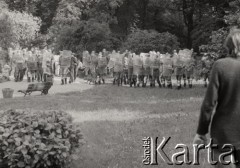 16-18.05.1989, Kraków, Polska.
Manifestacja niezależna, zorganizowana przez młodych, radykalnych członków NZS, KPN, FMW i Akcji Studenckiej WiP - m.in. przeciwko obecności wojsk radzieckich w Polsce. W trakcie manifestacji zablokowano na krótko konsulat ZSRR, miały też miejsce ostre starcia pod Komitetem Wojewódzkim PZPR. 
Na odwrocie zdjęcie pieczątka 