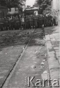 16-18.05.1989, Kraków, Polska.
Manifestacja niezależna, zorganizowana przez młodych, radykalnych członków NZS, KPN, FMW i Akcji Studenckiej WiP - m.in. przeciwko obecności wojsk radzieckich w Polsce. W trakcie manifestacji zablokowano na krótko konsulat ZSRR, miały też miejsce ostre starcia pod Komitetem Wojewódzkim PZPR. Na odwrocie zdjęcie pieczątka 