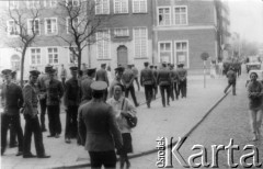 3.05.1987, Gdańsk, Polska.
Rocznica uchwalenia Konstytucji 3 maja, milicjanci na ulicy.
Fot. NN, Archiwum Federacji Młodzieży Walczącej, zbiory Ośrodka KARTA