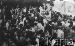 12.06.1987, Gdańsk - Zaspa, Polska.
Trzecia pielgrzymka papieża Jana Pawła II do Polski. Tłum wiernych z transparentami w dniu mszy świętej celebrowanej przez Ojca Świętego.
Fot. NN, Archiwum Federacji Młodzieży Walczącej, zbiory Ośrodka KARTA