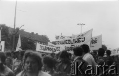 12.06.1987, Gdańsk - Zaspa, Polska.
Trzecia pielgrzymka papieża Jana Pawła II do Polski. Wierni z transparentami podczas mszy świętej celebrowanej przez Ojca Świętego.
Fot. NN, Archiwum Federacji Młodzieży Walczącej, zbiory Ośrodka KARTA