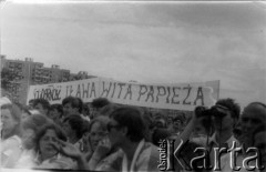 12.06.1987, Gdańsk - Zaspa, Polska.
Trzecia pielgrzymka papieża Jana Pawła II do Polski. Wierni z transparentami podczas mszy świętej celebrowanej przez Ojca Świętego.
Fot. NN, Archiwum Federacji Młodzieży Walczącej, zbiory Ośrodka KARTA