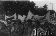 12.06.1987, Gdańsk - Zaspa, Polska.
Trzecia pielgrzymka papieża Jana Pawła II do Polski. Wierni z transparentami w dniu mszy świętej celebrowanej przez Ojca Świętego.
Fot. NN, Archiwum Federacji Młodzieży Walczącej, zbiory Ośrodka KARTA