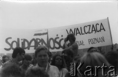 12.06.1987, Gdańsk - Zaspa, Polska.
Trzecia pielgrzymka papieża Jana Pawła II do Polski. Wierni z transparentami podczas mszy świętej celebrowanej przez Ojca Świętego.
Fot. NN, Archiwum Federacji Młodzieży Walczącej, zbiory Ośrodka KARTA