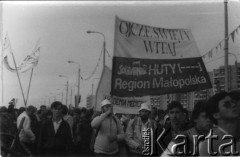 12.06.1987, Gdańsk - Zaspa, Polska.
Trzecia pielgrzymka papieża Jana Pawła II do Polski. Wierni z transparentami w dniu mszy świętej celebrowanej przez Ojca Świętego.
Fot. NN, Archiwum Federacji Młodzieży Walczącej, zbiory Ośrodka KARTA