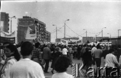 12.06.1987, Gdańsk - Zaspa, Polska.
Trzecia pielgrzymka papieża Jana Pawła II do Polski. Wierni w dniu mszy świętej celebrowanej przez Ojca Świętego.
Fot. NN, Archiwum Federacji Młodzieży Walczącej, zbiory Ośrodka KARTA