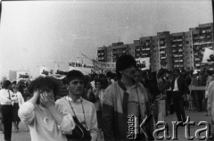 12.06.1987, Gdańsk - Zaspa, Polska.
Trzecia pielgrzymka papieża Jana Pawła II do Polski. Wierni w dniu mszy świętej celebrowanej przez Ojca Świętego.
Fot. NN, Archiwum Federacji Młodzieży Walczącej, zbiory Ośrodka KARTA