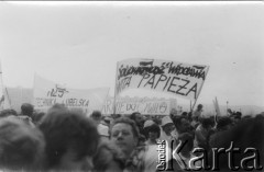 12.06.1987, Gdańsk - Zaspa, Polska.
Trzecia pielgrzymka papieża Jana Pawła II do Polski. Wierni z transparentami podczas mszy świętej celebrowanej przez Ojca Świętego.
Fot. NN, Archiwum Federacji Młodzieży Walczącej, zbiory Ośrodka KARTA