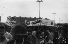 12.06.1987, Gdańsk - Zaspa, Polska.
Trzecia pielgrzymka papieża Jana Pawła II do Polski. Wierni z transparentami w dniu mszy świętej celebrowanej przez Ojca Świętego.
Fot. NN, Archiwum Federacji Młodzieży Walczącej, zbiory Ośrodka KARTA