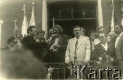Sierpień 1987, Gdańsk, Polska.
Wiec na dziedzińcu przed budynkiem parafialnym kościoła pw. św. Brygidy w związku z 7. rocznicą strajków w sierpniu 1980 roku. Z przodu stoją od lewej: Andrzej Rzeczycki, ksiądz Henryk Jankowski, malarz Jerzy Puciata, Lech Wałęsa i Anna Walentynowicz; za ks. H. Jankowskim Bogdan Lis, za Anną Walentynowicz Krzysztof Pusz.
Fot. NN, Archiwum Federacji Młodzieży Walczącej, zbiory Ośrodka KARTA