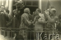 Sierpień 1987, Gdańsk, Polska.
Wiec na dziedzińcu przed budynkiem parafialnym kościoła pw. św. Brygidy w związku z 7. rocznicą strajków w sierpniu 1980 roku. 1. z lewej stoi ksiądz Henryk Jankowski, w drugim rzędzie Janusz Pałubicki, z kwiatami w środku Lech Wałęsa, za nim Krzysztof Pusz.
Fot. NN, Archiwum Federacji Młodzieży Walczącej, zbiory Ośrodka KARTA