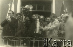 Sierpień 1987, Gdańsk, Polska.
Wiec na dziedzińcu przed budynkiem parafialnym kościoła pw. św. Brygidy w związku z 7. rocznicą strajków w sierpniu 1980 roku; z lewej ksiądz Henryk Jankowski, Bogdan Lis, z prawej w jasnym garniturze Lech Wałęsa, z tyłu m.in. Krzysztof Pusz i Adam Michnik.
Fot. NN, Archiwum Federacji Młodzieży Walczącej, zbiory Ośrodka KARTA