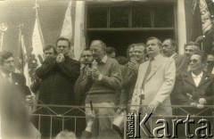 Sierpień 1987, Gdańsk, Polska.
Wiec na dziedzińcu przed budynkiem parafialnym kościoła pw. św. Brygidy w związku z 7. rocznicą strajków w sierpniu 1980 roku. Na zdjęciu od lewej: Andrzej Rzeczycki, Bogdan Lis, ksiądz Henryk Jankowski, Janusz Pałubicki, NN, Andrzej Puciata (z tyłu), Adam Michnik, Lech Wałęsa, Szymon Pawlicki, Krzysztof Pusz, Anna Walentynowicz.
Fot. NN, Archiwum Federacji Młodzieży Walczącej, zbiory Ośrodka KARTA