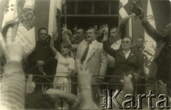 Sierpień 1987, Gdańsk, Polska.
Wiec na dziedzińcu przed budynkiem parafialnym kościoła pw. św. Brygidy w związku z 7. rocznicą strajków w sierpniu 1980 roku; 1. z lewej ksiądz Henryk Jankowski, dalej Szymon Pawlicki (z tyłu), Lech Wałęsa i Anna Walentynowicz.
Fot. NN, Archiwum Federacji Młodzieży Walczącej, zbiory Ośrodka KARTA