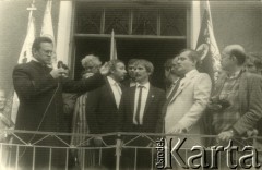 Sierpień 1987, Gdańsk, Polska.
Wiec na dziedzińcu przed budynkiem parafialnym kościoła pw. św. Brygidy w związku z 7. rocznicą strajków w sierpniu 1980 roku; na schodach plebanii przemawia ksiądz Henryk Jankowski, w jasnym ganiturze stoi Lech Wałęsa, za nim Szymon Pawlicki.
Fot. NN, Archiwum Federacji Młodzieży Walczącej, zbiory Ośrodka KARTA