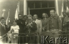 Sierpień 1987, Gdańsk, Polska.
Wiec na dziedzińcu przed budynkiem parafialnym kościoła pw. św. Brygidy w związku z 7. rocznicą strajków w sierpniu 1980 roku. Na zdjęciu od lewej: Andrzej Rzeczycki, ksiądz Henryk Jankowski, Bogdan Lis, Anna Walentynowicz, Lech Wałęsa, NN, Adam Michnik. 
Fot. NN, Archiwum Federacji Młodzieży Walczącej, zbiory Ośrodka KARTA