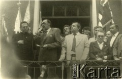 Sierpień 1987, Gdańsk, Polska.
Wiec na dziedzińcu przed budynkiem parafialnym kościoła pw. św. Brygidy w związku z 7. rocznicą strajków w sierpniu 1980 roku. Na schodach plebanii z lewej stoi ksiądz Henryk Jankowski, przemawia Szymon Pawlicki, dalej Lech Wałęsa i Anna Walentynowcz; z tyłu m.in. Jerzy Pałubicki, Andrzej Puciata i Krzysztof Pusz. 
Fot. NN, Archiwum Federacji Młodzieży Walczącej, zbiory Ośrodka KARTA