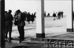 21.03.1988, Sopot, Polska.
Zdjęcie wykonane w dniu happeningu: topienie Marzanny, zorganizowanego przez Federację Młodzieży Walczącej i Ruch Wolność i Pokój. Utopiona kukła miała czarne okulary, symbolizujące generała Wojciecha Jaruzelskiego.
Fot. NN, Archiwum Federacji Młodzieży Walczącej, zbiory Ośrodka KARTA