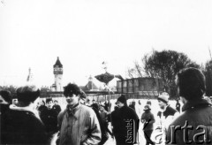 21.03.1988, Sopot, Polska.
Zdjęcie wykonane w dniu happeningu: topienie Marzanny, zorganizowanego przez Federację Młodzieży Walczącej i Ruch Wolność i Pokój. Utopiona kukła miała czarne okulary, symbolizujące generała Wojciecha Jaruzelskiego.
Fot. NN, Archiwum Federacji Młodzieży Walczącej, zbiory Ośrodka KARTA