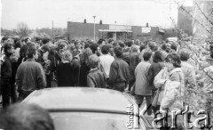 Maj 1988, Gdańsk, Polska.
Strajk studentów Uniwersytetu Gdańskiego w solidarności z protestującymi robotnikami. Studenci przed budynkiem uniwersyteckim.
Fot. NN, Archiwum Federacji Młodzieży Walczącej, zbiory Ośrodka KARTA