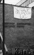 Maj 1988, Gdańsk, Polska.
Strajk studentów Uniwersytetu Gdańskiego w solidarności z protestującymi robotnikami. Strajkowy transparent na budynku Instytutu Matematyki i Instytutu Fizyki.
Fot. NN, Archiwum Federacji Młodzieży Walczącej, zbiory Ośrodka KARTA