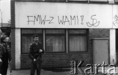 Maj 1988, Gdańsk, Polska.
Strajk studentów Uniwersytetu Gdańskiego solidaryzujących się ze strajkiem w Stoczni Gdańskiej im. Lenina. Napis na budynku wyrażający poparcie Federacji Młodzieży Walczącej dla strajkujących studentów.
Fot. NN, Archiwum Federacji Młodzieży Walczącej, zbiory Ośrodka KARTA