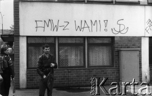 Maj 1988, Gdańsk, Polska.
Strajk studentów Uniwersytetu Gdańskiego solidaryzujących się ze strajkiem w Stoczni Gdańskiej im. Lenina. Napis na budynku wyrażający poparcie Federacji Młodzieży Walczącej dla strajkujących studentów.
Fot. NN, Archiwum Federacji Młodzieży Walczącej, zbiory Ośrodka KARTA