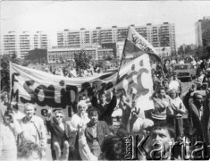 Czerwiec 1988, Gdańsk - Zaspa, Polska
Rocznica wizyty papieża Jana Pawła II w Gdańsku. Z transparentem Federacji Młodzieży Walczącej Andrzej Duffek (z lewej) i Czesław Mil.
Fot. NN, Archiwum Federacji Młodzieży Walczącej, zbiory Ośrodka KARTA