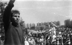Czerwiec 1988, Gdańsk - Zaspa, Polska.
Rocznica wizyty papieża Jana Pawła II w Gdańsku, widoczny transparent Federacji Młodzieży Walczącej.
Fot. NN, Archiwum Federacji Młodzieży Walczącej, zbiory Ośrodka KARTA