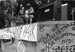 27.07.-2.08.1988, Białogóra, woj. gdańskie, Polska.
Zorganizowany przez Ruch Wolność i Pokój oraz Ruch Społeczeństwa Alternatywnego z Gdańska IV Zlot Młodzieży Kontrowersyjnej 