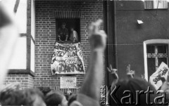 14.08.1988, Gdańsk, Polska.
Wiec na dziedzińcu przed budynkiem parafialnym kościoła pw. św. Brygidy w 18. rocznicę wydarzeń grudnia 1970 roku. Widoczny transparent Federacji Młodzieży Walczącej.
Fot. NN, Archiwum Federacji Młodzieży Walczącej, zbiory Ośrodka KARTA