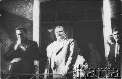 29.09.1988, Gdańsk, Polska.
Wiec na dziedzińcu przed budynkiem parafialnym kościoła pw. św. Brygidy z okazji 45. urodzin Lecha Wałęsy. Na schodach z przodu stoją ksiądz Henryk Jankowski, Lech Wałęsa i Andrzej Rzeczycki.
Fot. NN, Archiwum Federacji Młodzieży Walczącej, zbiory Ośrodka KARTA